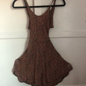 Brandy Melville: mini floral dress with open back